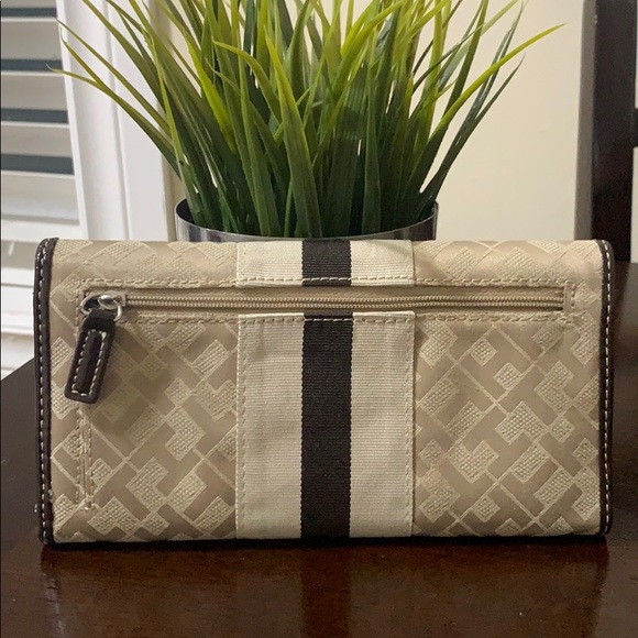 Tommy Hilfiger Trifold Wallet - Picture 2 of 9